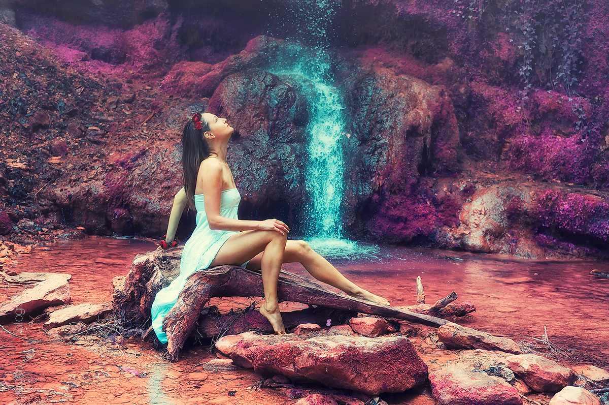 Romana Lara am Wasserfall