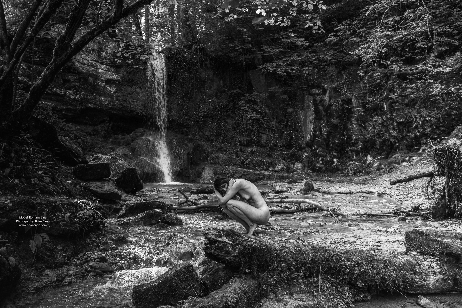 Romana Lara am Wasserfall